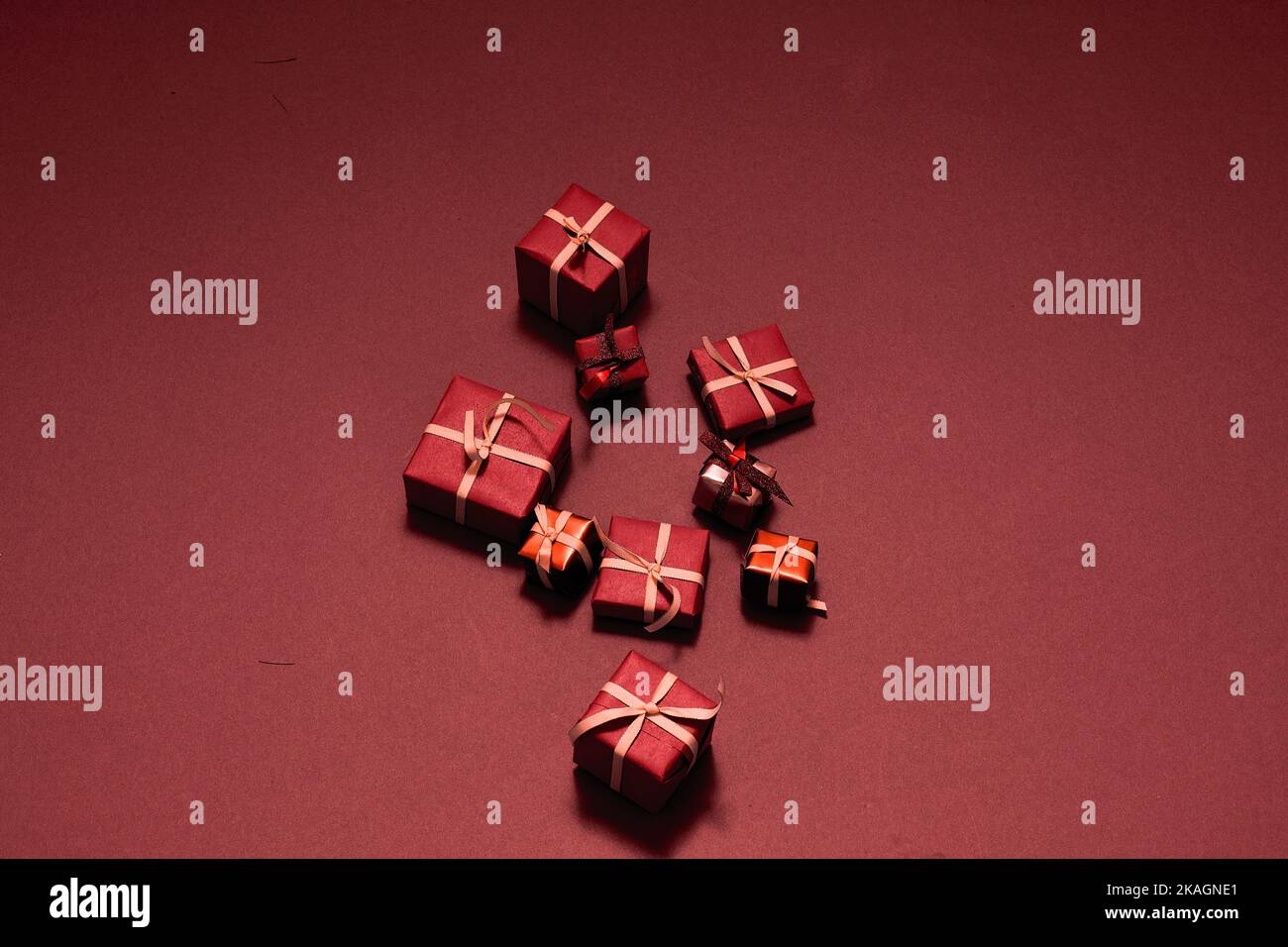 Holiday backgrokund [ multiple wrapped gifts on matching backdrop ...