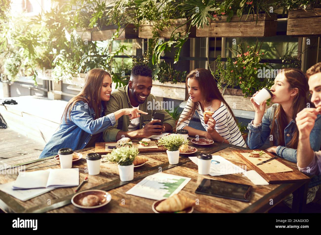 Friends eating out phone hi-res stock photography and images - Alamy