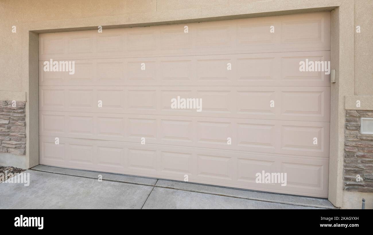 Beige garage doors hires stock photography and images Alamy