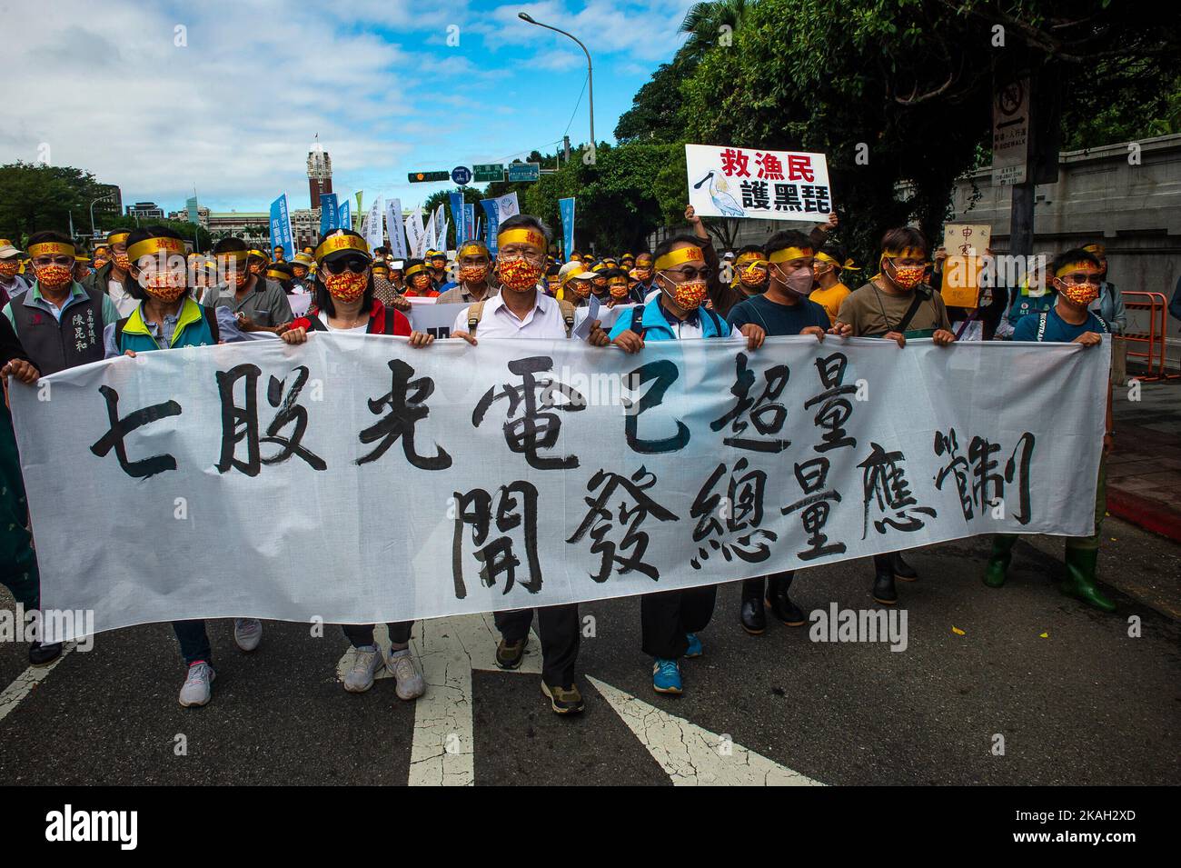 Taipei. 03rd Nov, 2022.  Rescue Seven Lands Union Group protest in front of the Taiwan president's office against construction of solar plants in Taipei, Taiwan on 03/11/2022 Protesters say the planned expansion of solar power plants will take up a tenth of their land and lead to the destruction of agriculture and fish farming in the region. by Wiktor Dabkowski Credit: dpa/Alamy Live News Stock Photo