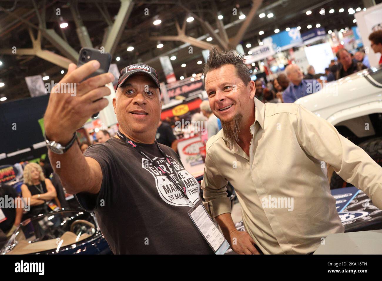 Las Vegas, United States. 02nd Nov, 2022. Car builder Dave Kindig (R