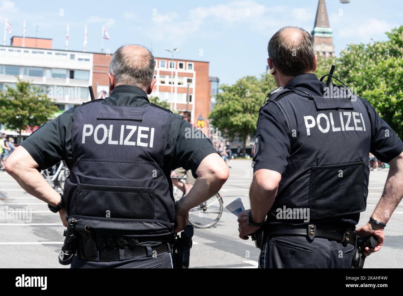 Polizisten im Einsatz bei einer Demonstratin in der Kieler Innenstadt Stock Photo