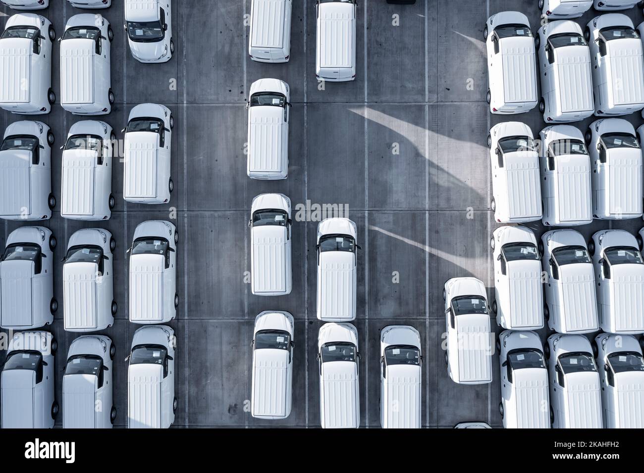 DONCASTER, UK - OCTOBER 13, 2022.  An aerial view directly above rows of new white vans at a vehicle manufacturer ready for onward shipping for export Stock Photo