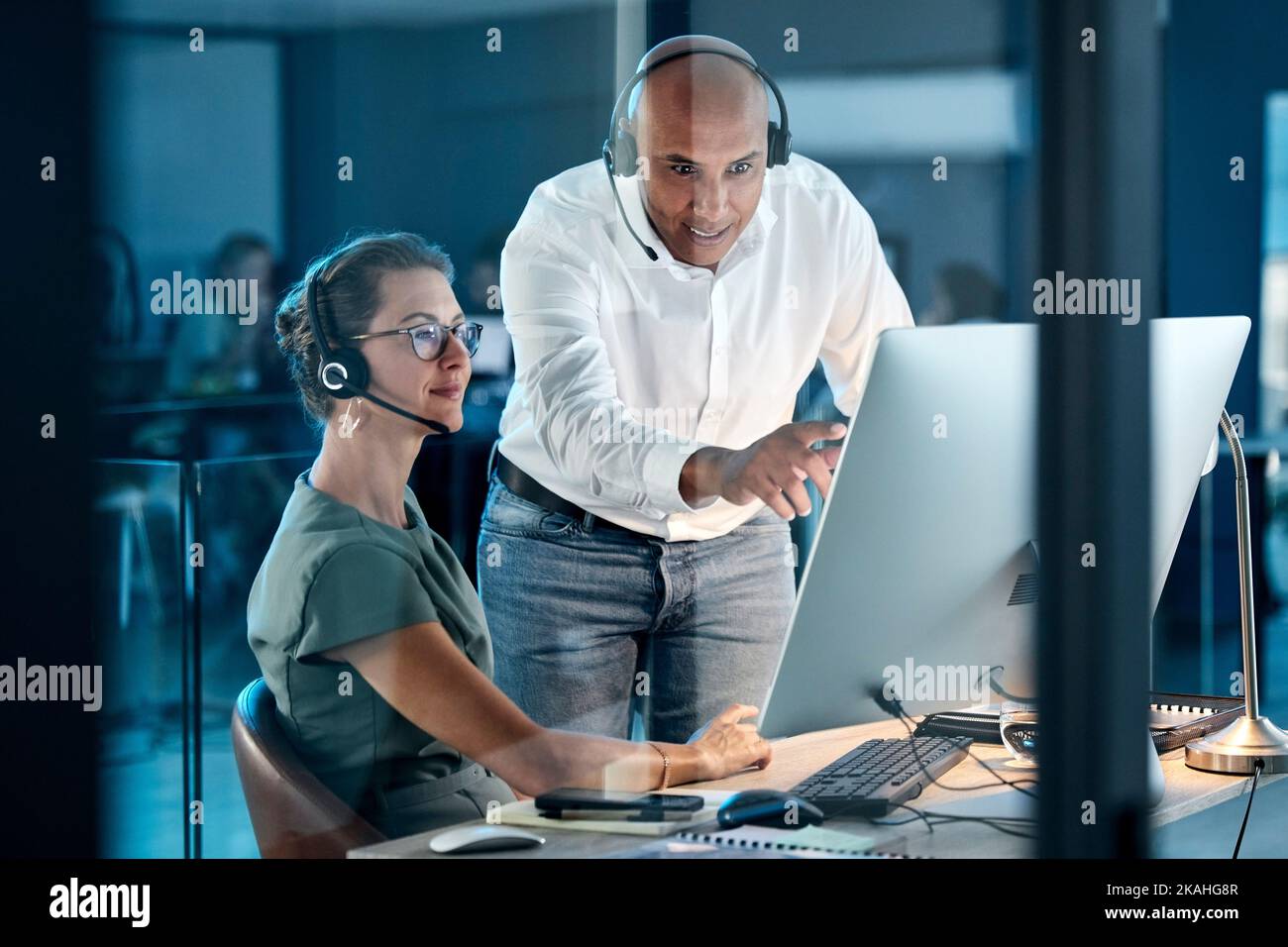 Coaching, training and help with business people in call center for telemarketing, customer support and consulting. Management, communication and kpi Stock Photo