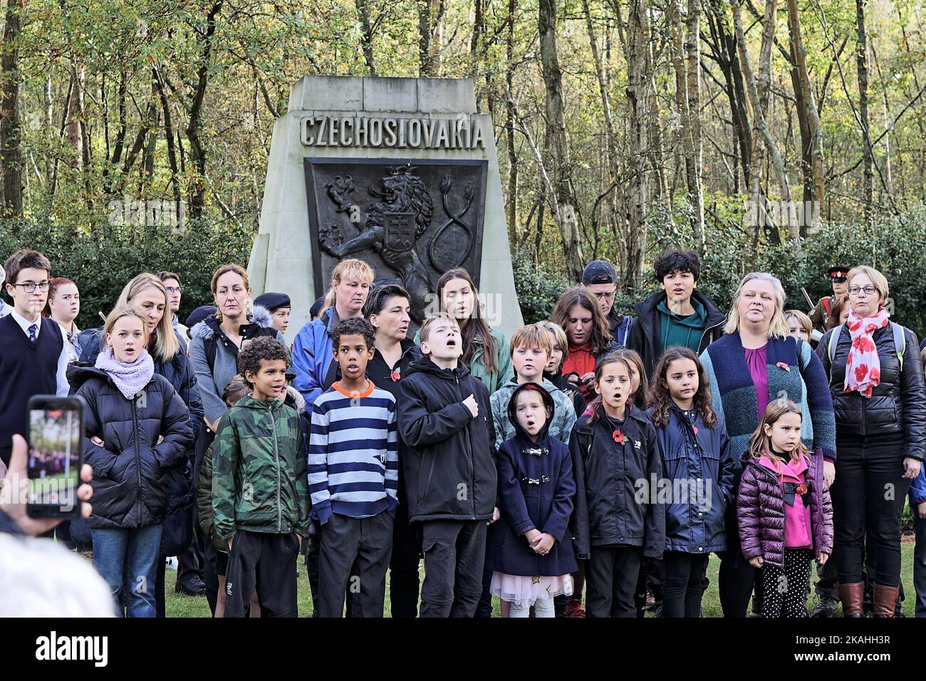 Children of the UK Czech & Slovak Schools Sing Their National Anthem at a Remembrance Service at their National Monument Stock Photo