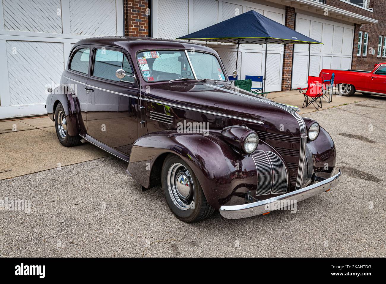 Des Moines, IA - July 01, 2022: High perspective front corner view of a 1939 Pontiac Silver Streak 2 Door Sedan at a local car show. Stock Photo