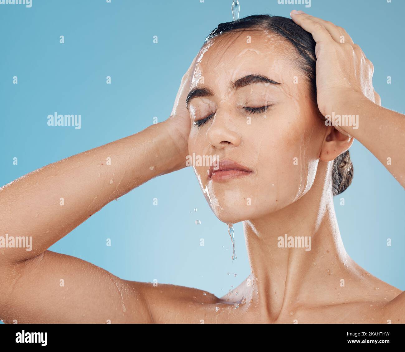 Lady showering hires stock photography and images Alamy
