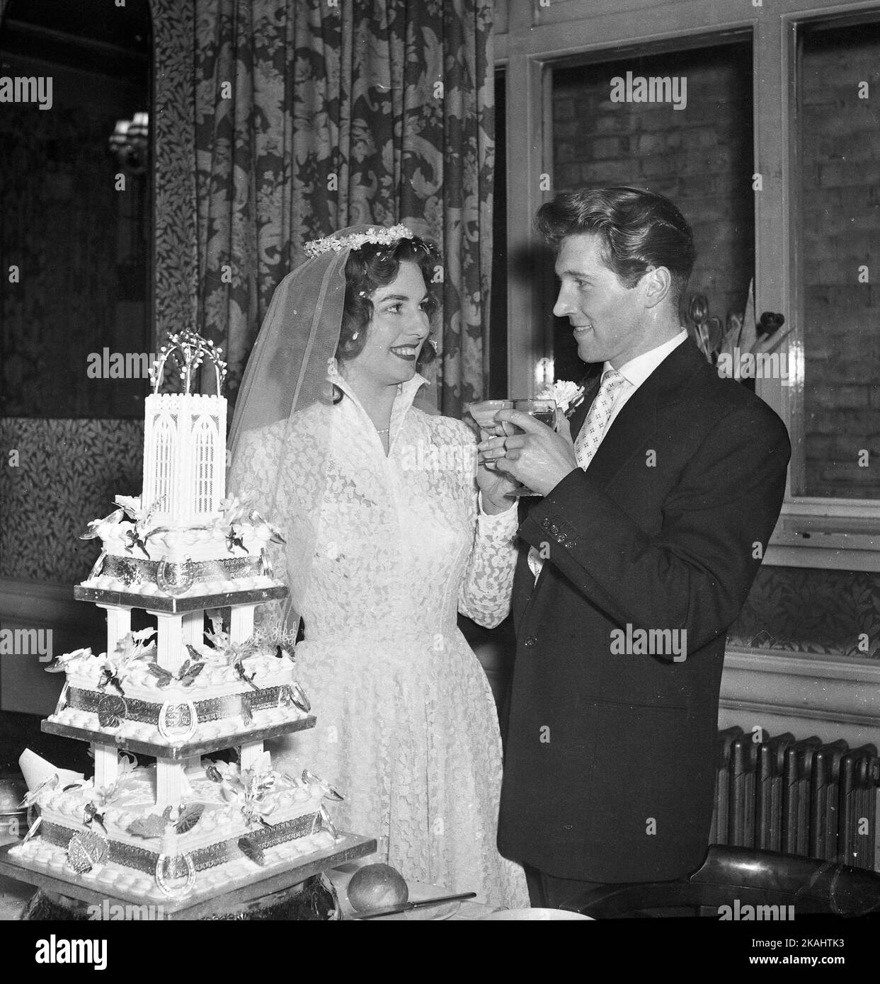 Wedding Day of Mr & Mrs Francis of 23 Myrtle Road, London E17 c1952 A toast to the Bride and Groom by the spectacular wedding cake  Photo by Tony Henshaw Archive Stock Photo