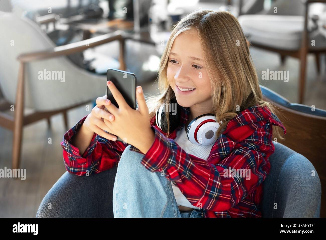 Pre teen girl sofa hi-res stock photography and images - Alamy