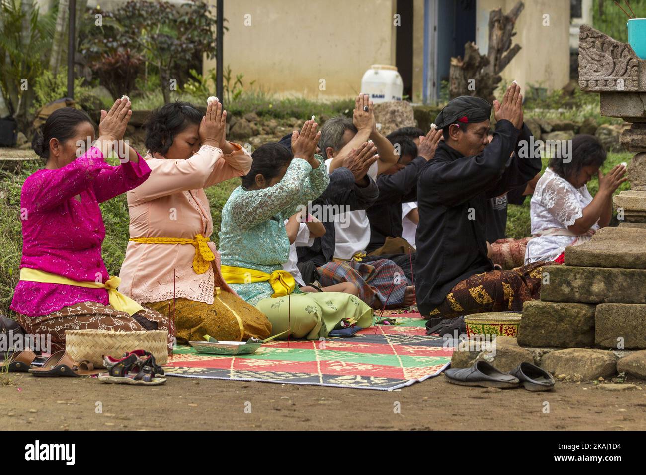The ceremony of galungan was led by Mangku Dwiyanto as a priest for the