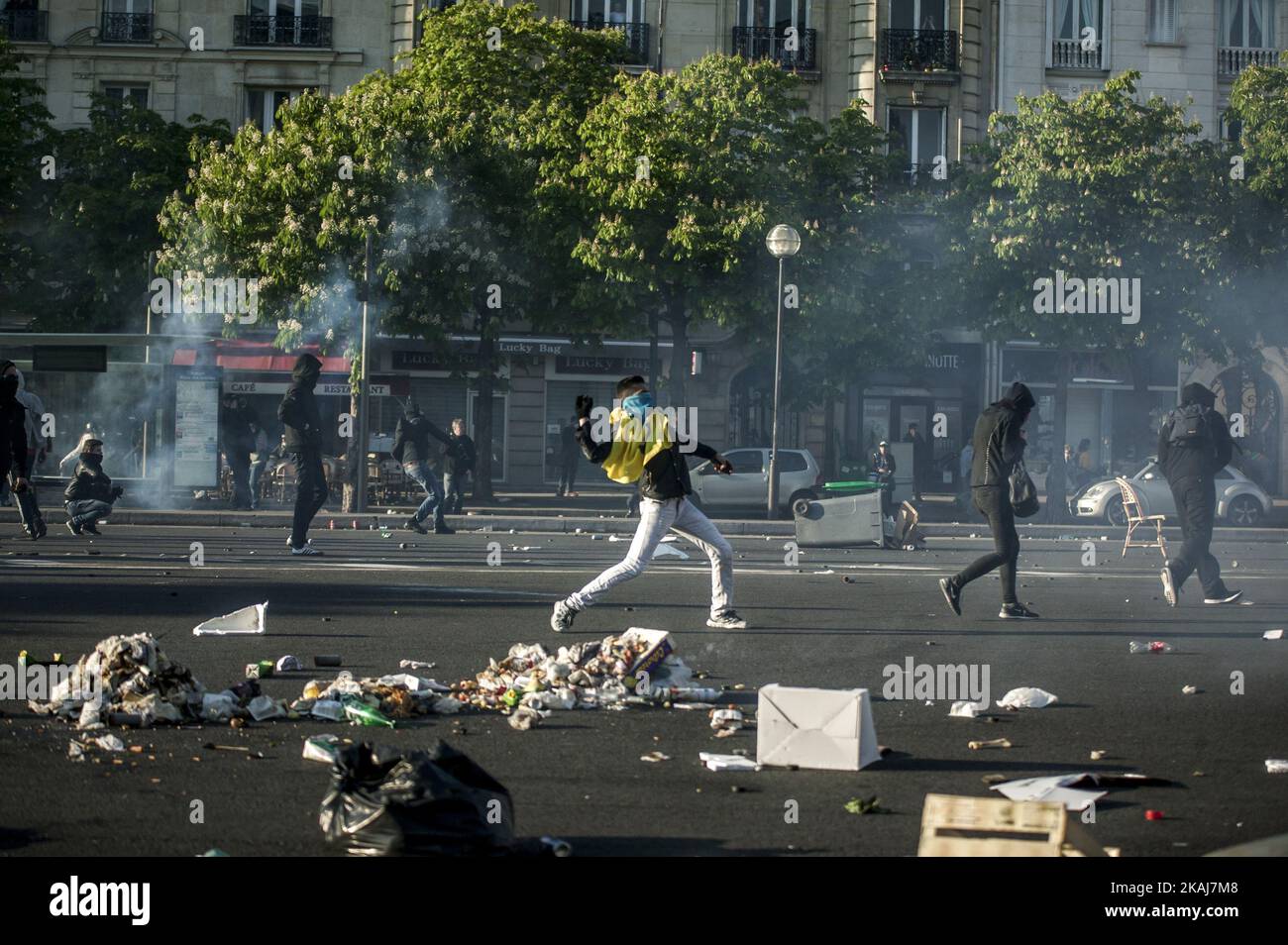 French anti riot police clash with protesters during the traditional May Day demonstration in Paris on May 1, 2016. (Photo by Michael Bunel/NurPhoto) *** Please Use Credit from Credit Field *** Stock Photo