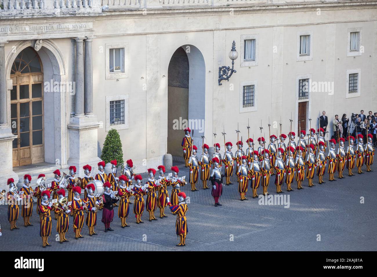 Swiss Guards take part in a swearing-in ceremony   in San Damaso Courtyard, Vatican on May 06, 2016. The annual swearing-in ceremony for the new papal Swiss Guards takes place on May 6, commemorating the 147 who died defending Pope Clement VII on the same day in 1527 during the sack of Rome.(Photo by Giuseppe Ciccia/NurPhoto) Stock Photo
