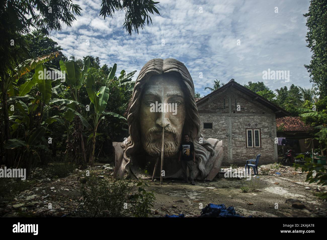 Suwarto (57) with his work head Jesus Christ statue with a height of 9 meter in Bantul, Yogyakarta, Indonesia, on June 1, 2016. (Photo by Pradita Utana/NurPhoto) *** Please Use Credit from Credit Field *** Stock Photo