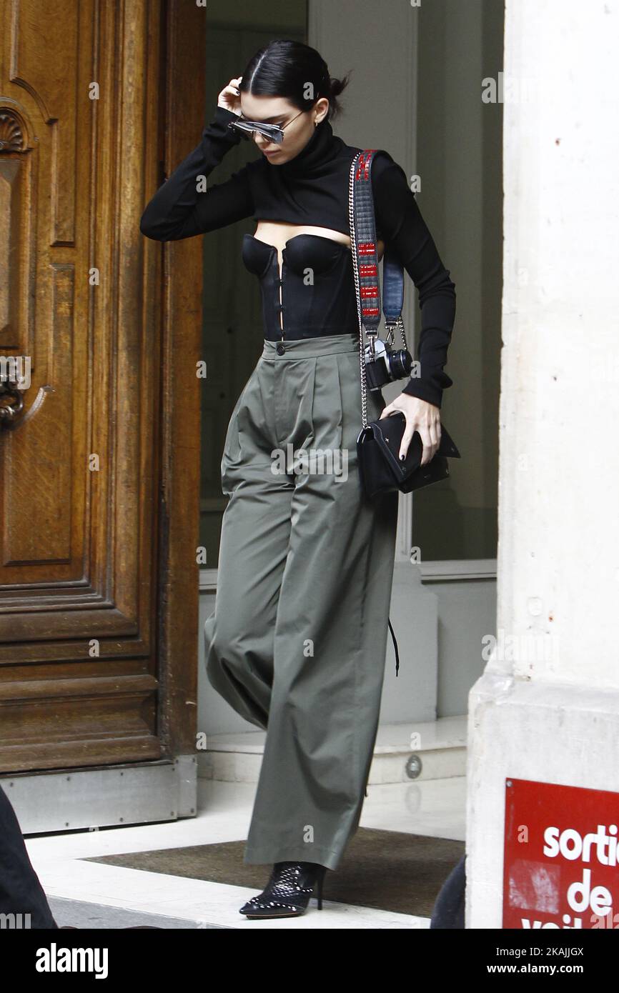 Kendall Jenner out and about in Paris, France on October 2, 2016. (Photo by  Mehdi Taamallah/NurPhoto) *** Please Use Credit from Credit Field *** Stock  Photo - Alamy