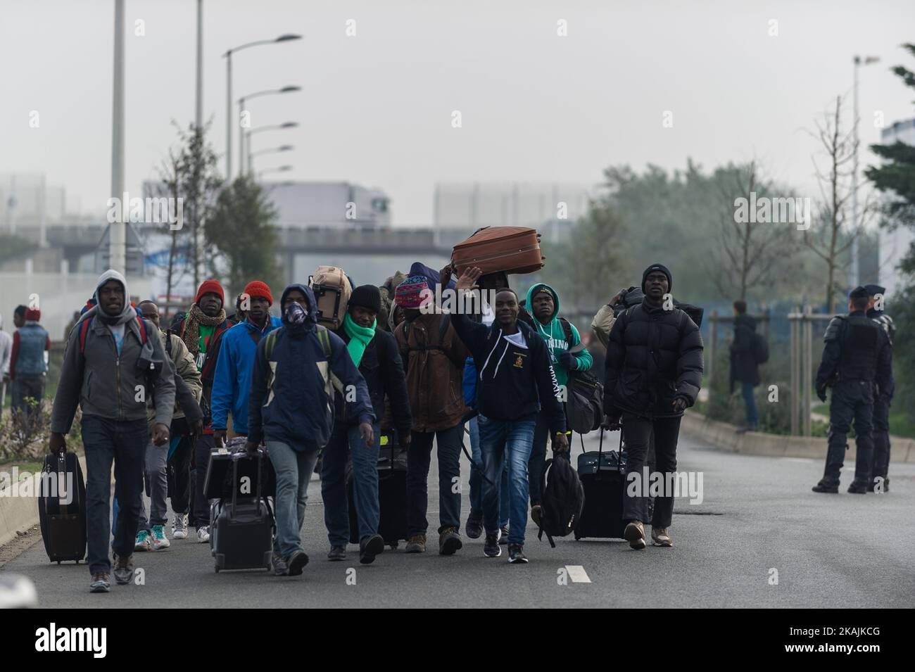 Migrants leave the Calais Jungle. The refugee camp on the coast to the English Channel is to be cleared today. The approximately 8,000 refugees are distributed after the registration by busses to various reception centers in France. (Photo by Markus Heine/NurPhoto) *** Please Use Credit from Credit Field *** Stock Photo