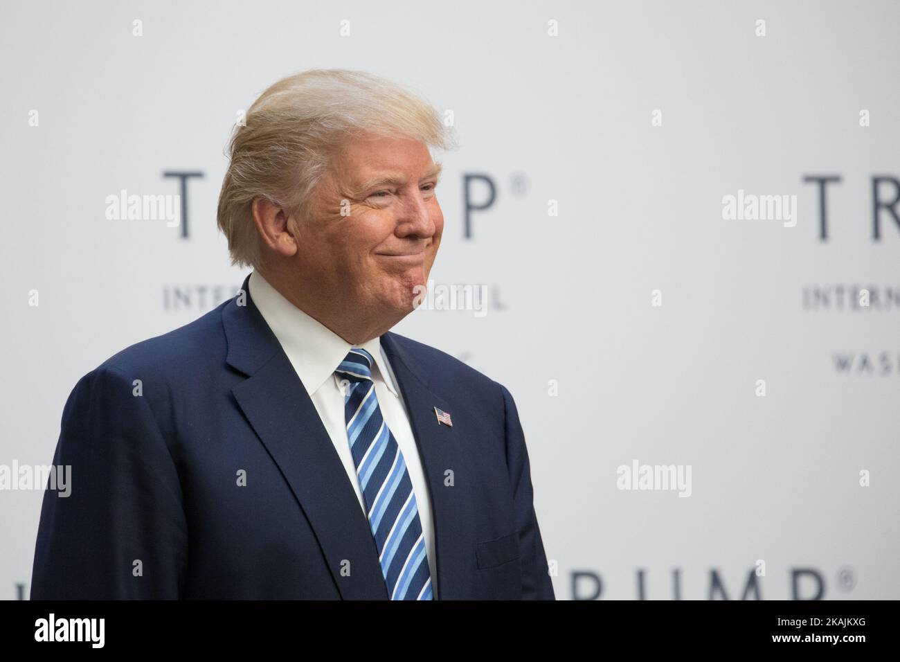 Donald and melania trump ribbon hi-res stock photography and images - Alamy