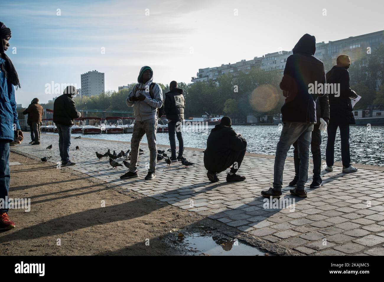 Migrants being offered a breakfast from a local organisation next to the Quai de la Seine. Paris 15/10/2106 (Photo by Guillaume Pinon/NurPhoto) *** Please Use Credit from Credit Field *** Stock Photo