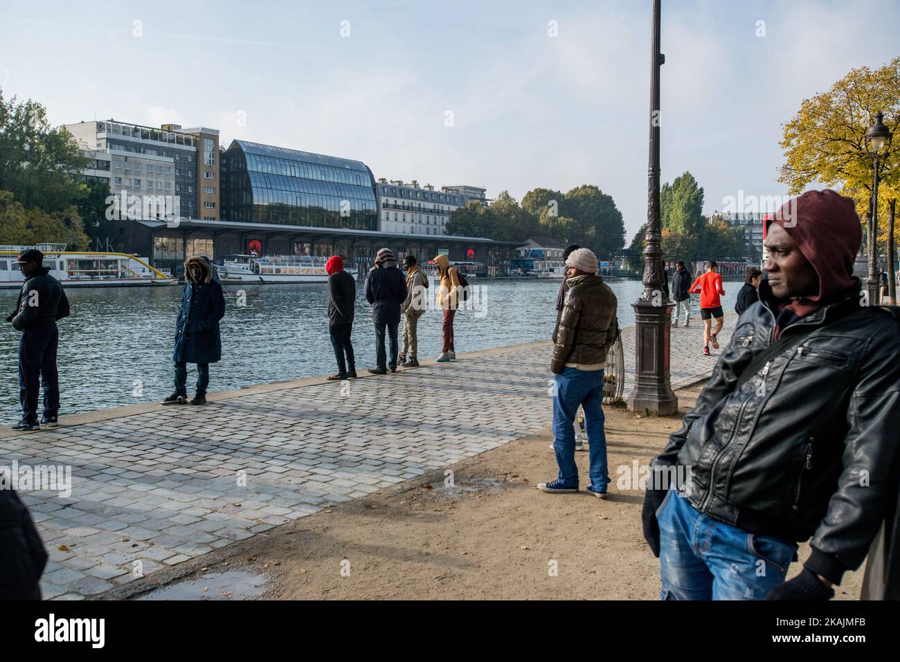 Migrants being offered a breakfast from a local organisation next to the Quai de la Seine. Paris 15/10/2106 (Photo by Guillaume Pinon/NurPhoto) *** Please Use Credit from Credit Field *** Stock Photo