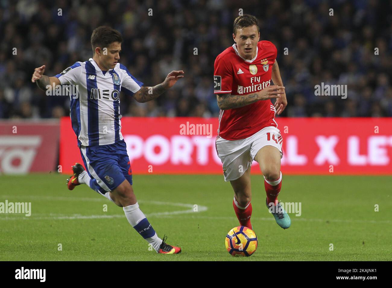 Porto's Brazilian midfielder Otavio (L) with Benfica's Swedish defender Victor Lindelof (R) during the Premier League 2016/17 match between FC Porto and SL Benfica, at Dragao Stadium in Porto on November 6, 2016. (Photo by Pedro Lopes / DPI / NurPhoto) *** Please Use Credit from Credit Field *** Stock Photo