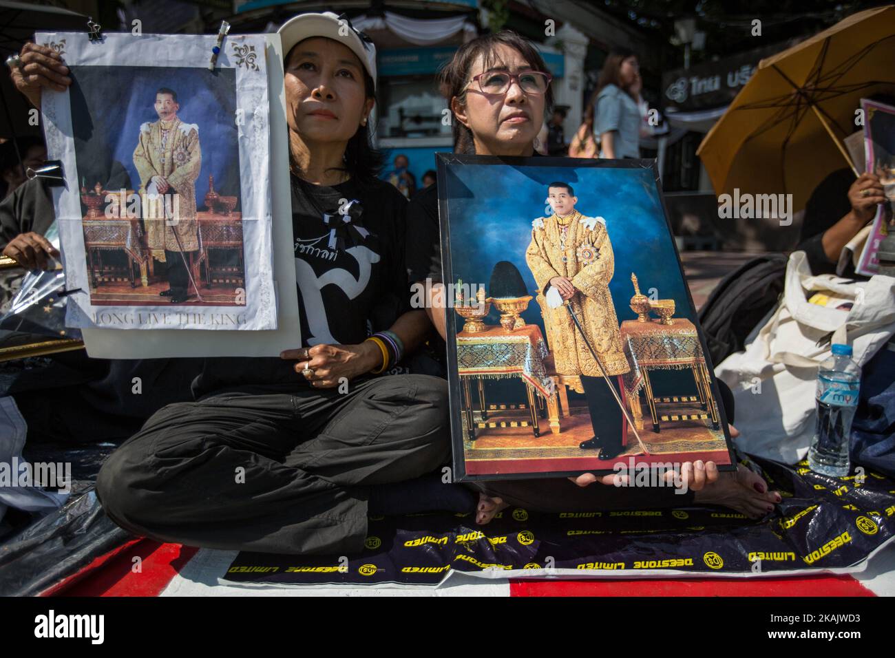 People gather front of the Grand Palace while holding portraits of Thailand's new King Maha Vajiralongkorn, as they wait for him to leave the Grand Palace in Bangkok, Thailand on December 02, 2016. Crown Prince Maha Vajiralongkorn became the new King of Thailand late on December 01, 2016, which open a new era in a country that still mourning the death of the late Bhumibol Adulyadej. (Photo by Guillaume Payen/NurPhoto) *** Please Use Credit from Credit Field *** Stock Photo