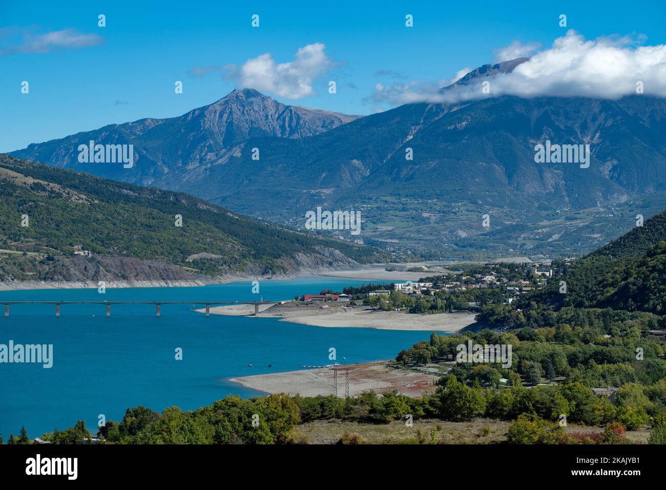 Lac de Serre-Poncon_French Alps_Sept 2022 Lake Serre-Ponçon  is a reservoir in the departments of Hautes-Alpes and Alpes-de-Haute-Provence, Provence-A Stock Photo