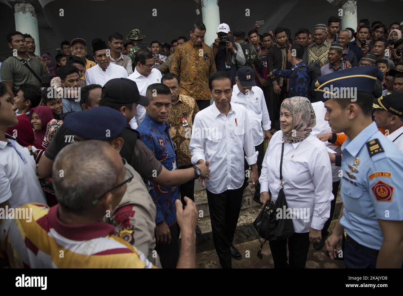 Indonesian President Joko Widodo with quake survivors at one of temporary shelter in Pidie Jaya, Aceh province, on December 9, 2016 during his two-day visit. Widodo pledged to help the people of Aceh rebuild as he toured areas worst-hit by a devastating earthquake that killed more than 100 people and left thousands homeless. (Photo by Donal Husni/NurPhoto) *** Please Use Credit from Credit Field *** Stock Photo