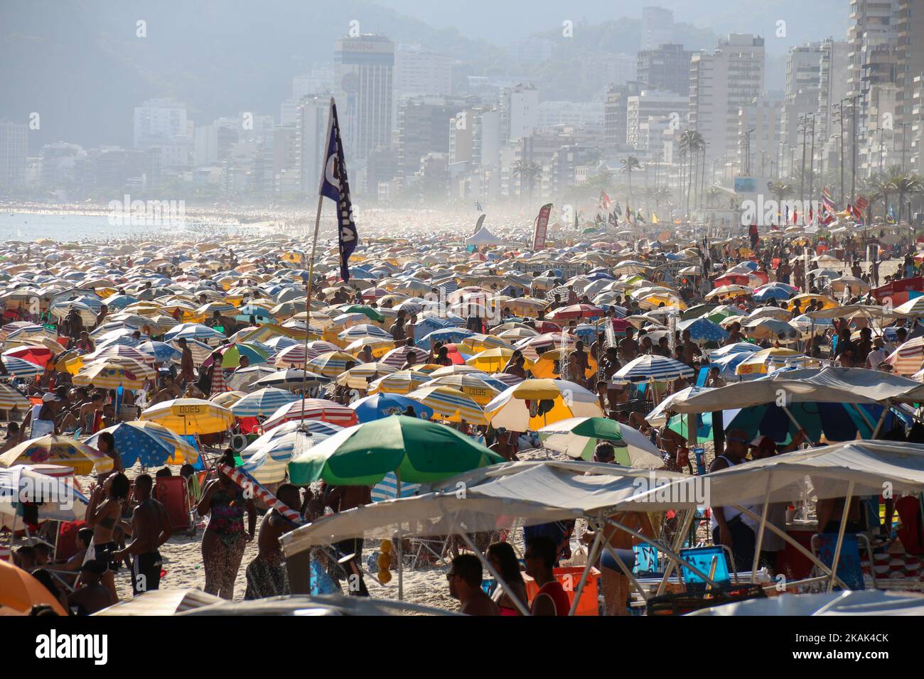 Summer in Rio de Janeiro began with above-average temperatures. On the afternoon of this Wednesday (28) the official measurement of the City Hall of Rio, registered 40 degrees Celsius of maximum temperature with a thermal sensation of 44.5 degrees Celsius. With the heat and the calm sea, the beaches of the city were crowded with sunbathers. Rio de Janeiro, Brazil, December 28, 2016. (Photo by Luiz Souza/NurPhoto) *** Please Use Credit from Credit Field *** Stock Photo
