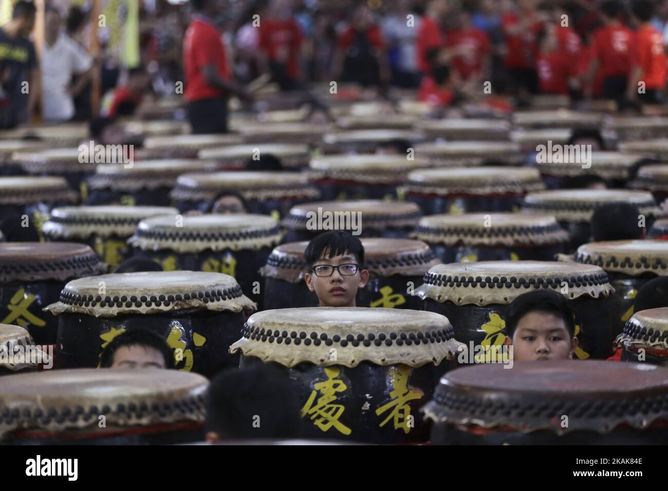 300 drummers from SJK(C) Tsun Jin playing in a 24festive drum