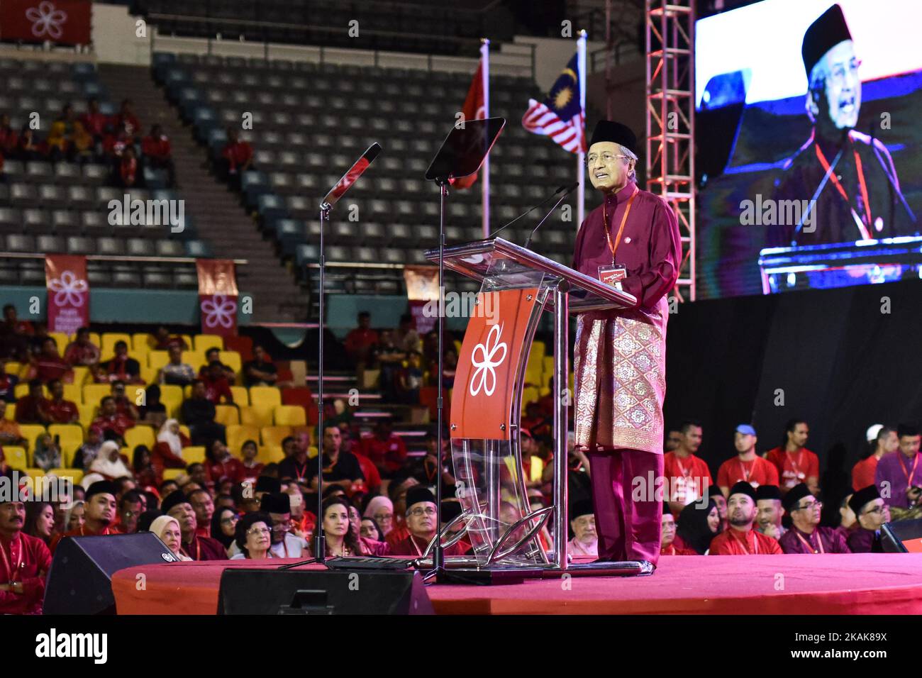 Former Malaysian Prime Minister Mahathir Mohamad Addressing Supporters ...