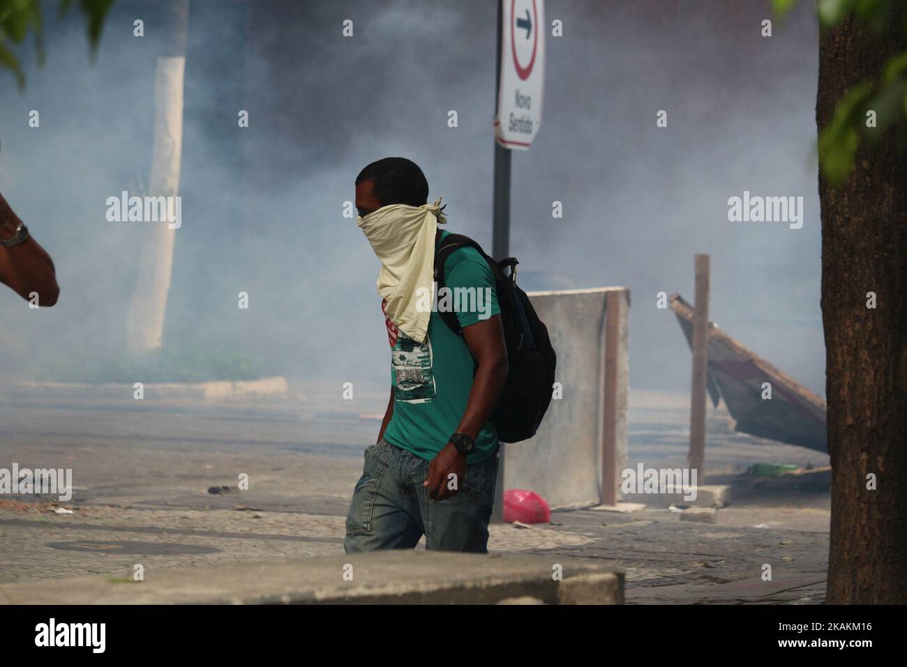 Streets of downtown Rio de Janeiro, Brazil, experienced moments of chaos this Thursday, February 9, 2017. Thousands of protesters protested against government austerity measures aimed at controlling the economic crisis affecting the state of Rio de Janeiro. January. Police and demonstrators clashed and there were acts of vandalism, with stores looted and windows broken. (Photo by Luiz Souza/NurPhoto) *** Please Use Credit from Credit Field *** Stock Photo