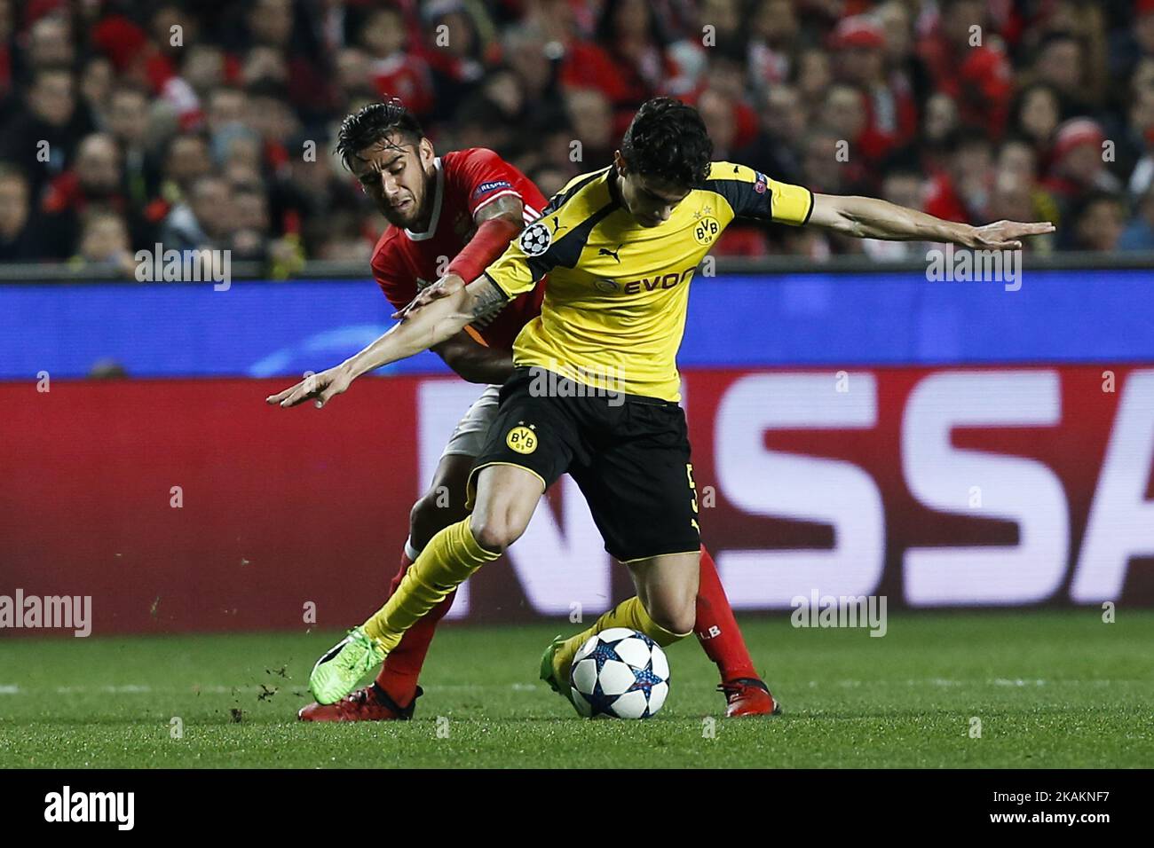 Benfica's forward Eduardo Salvio (L) vies for the ball with Dortmund's defender Bartra (R) during Champions League 2016/17 match between SL Benfica vs BVB Borussia Dortmund, in Lisbon, on February 14, 2017. (Photo by Carlos Palma/NurPhoto) *** Please Use Credit from Credit Field *** Stock Photo