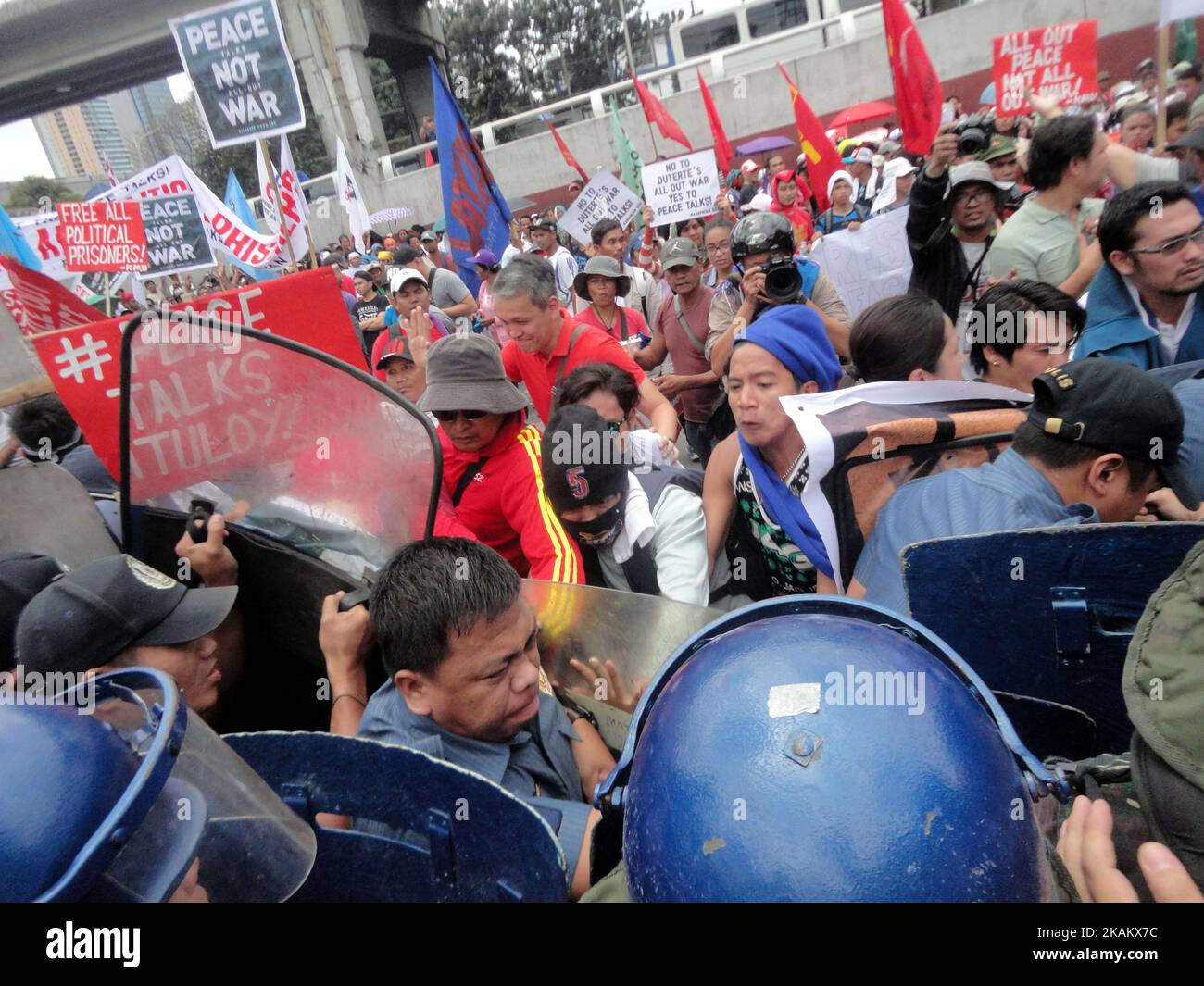 Protesters clash with police during a protest outside Camp Aguinaldo in Quezon City, east of Manila, Philippines on the 31st anniversary of the People Power Revolution on Saturday, February 25, 2017. The protesters called for the resumption of peace talks between the Philippine government and communist rebels. (Photo by Richard James Mendoza/NurPhoto) *** Please Use Credit from Credit Field *** Stock Photo