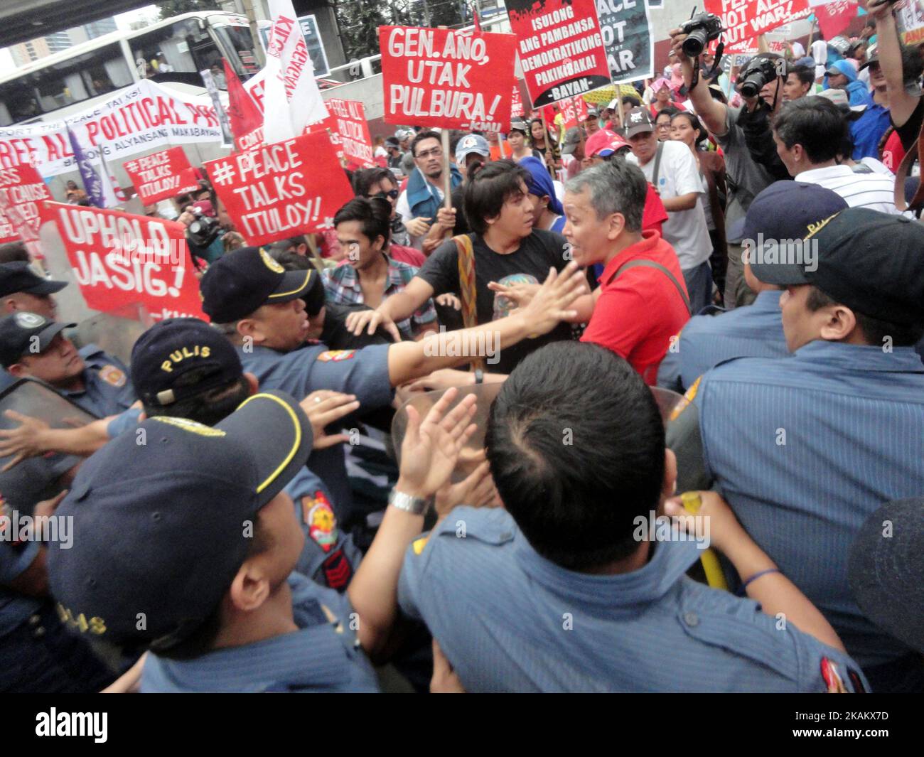 Protesters clash with police during a protest outside Camp Aguinaldo in Quezon City, east of Manila, Philippines on the 31st anniversary of the People Power Revolution on Saturday, February 25, 2017. The protesters called for the resumption of peace talks between the Philippine government and communist rebels. (Photo by Richard James Mendoza/NurPhoto) *** Please Use Credit from Credit Field *** Stock Photo