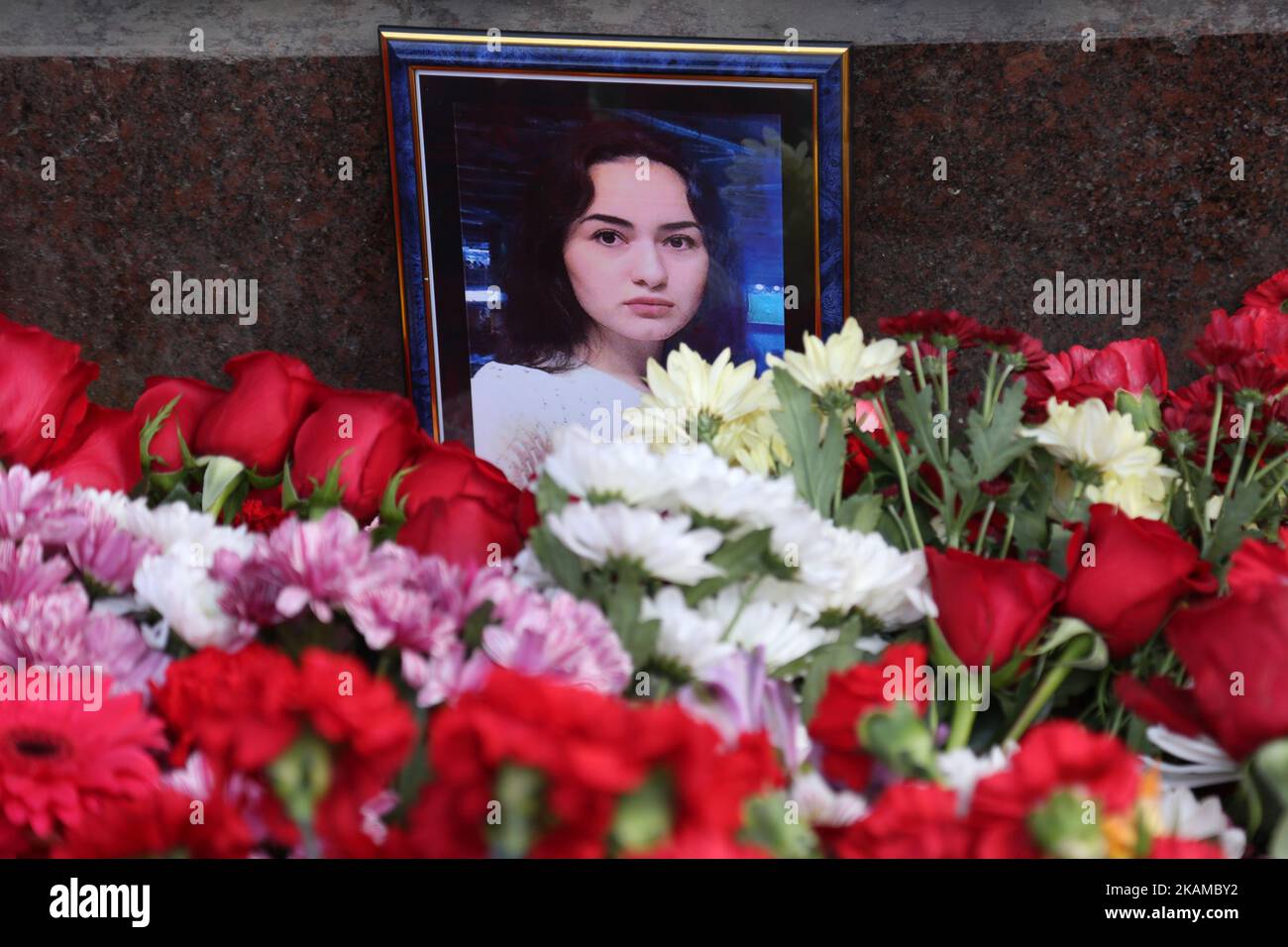 Похороны погибших в теракте в москве. Дильбара Алиева похороны. Могила Юлии Космачевой.