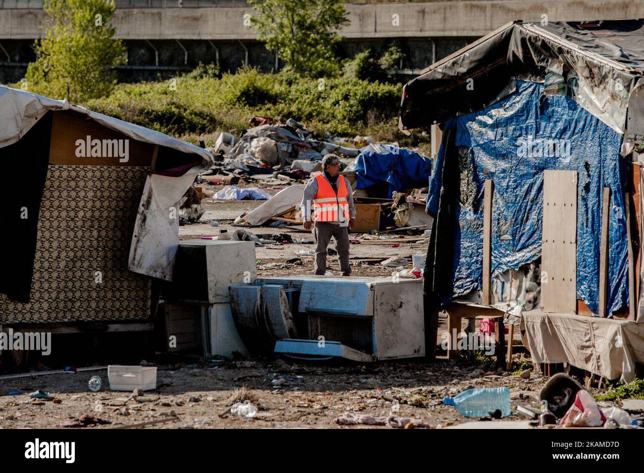 Inside to the camp rom for the demolition. Evacuation in the Rom camp in Gianturco, Naples, Italy, on 7th April 2017, In this camp there were 1500 Rom. The Rom they were transferred to another for emergency housing camp. (Photo by Paolo Manzo/NurPhoto) *** Please Use Credit from Credit Field ***  Stock Photo