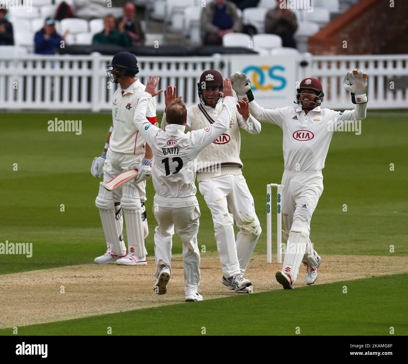 Surrey's Gareth Batty celebrates LBW on Ryan McLaren of Lancashire CCC during Specsavers County Championship - Diviision One match between Surrey CCC and Lancashire CCC at The Kia Oval, London on April 14, 2017 (Photo by Kieran Galvin/NurPhoto) *** Please Use Credit from Credit Field *** Stock Photo