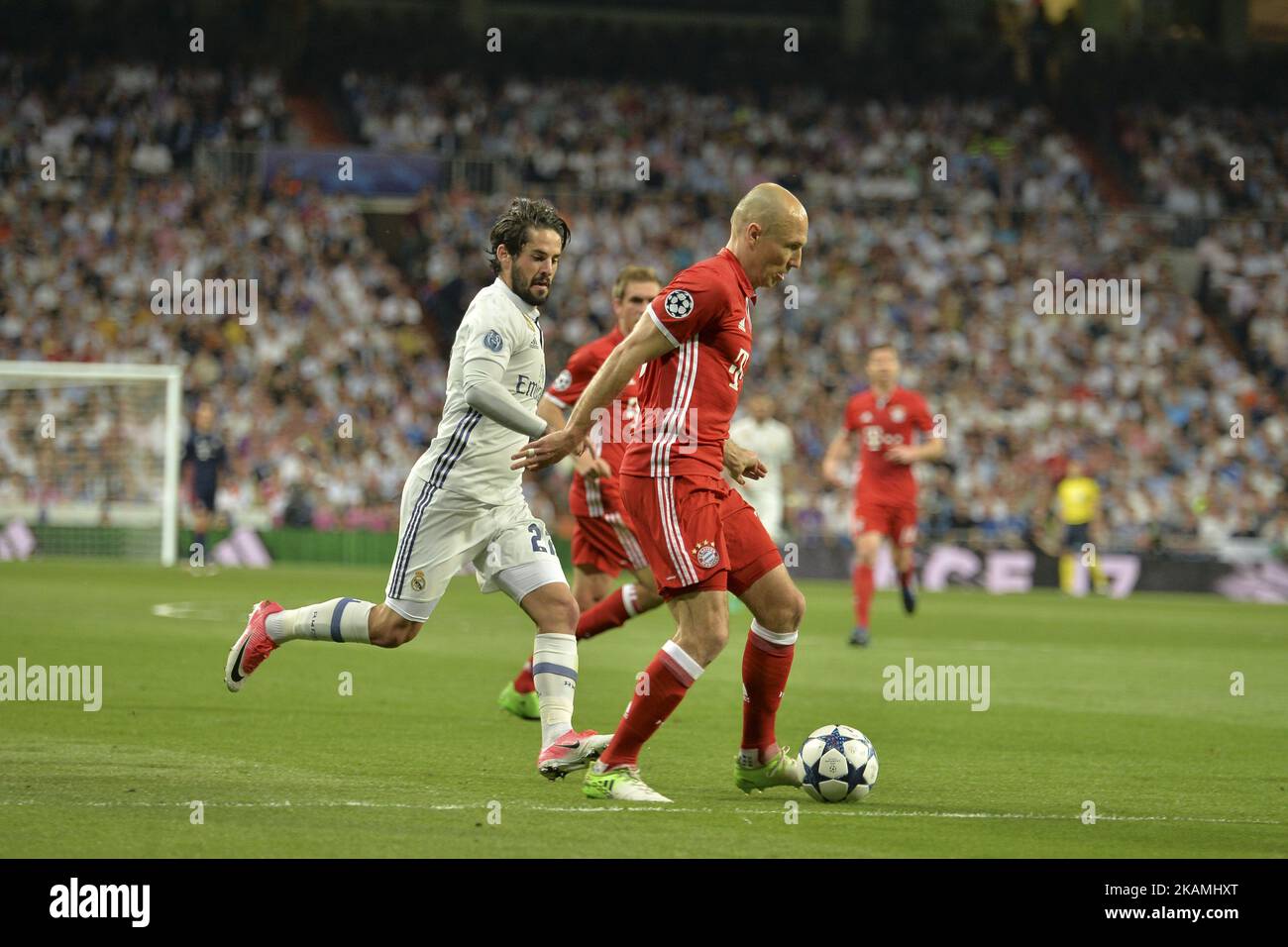 Bayern Munich's Dutch midfielder Arjen Robben (R) competes for the ball with Francisco Roman Alarcon alias Isco (L) during the UEFA Champions League quarter-final second leg football match Real Madrid vs FC Bayern Munich at the Santiago Bernabeu stadium in Madrid in Madrid on April 18, 2017 (Photo by Isa Saiz/NurPhoto) *** Please Use Credit from Credit Field *** Stock Photo
