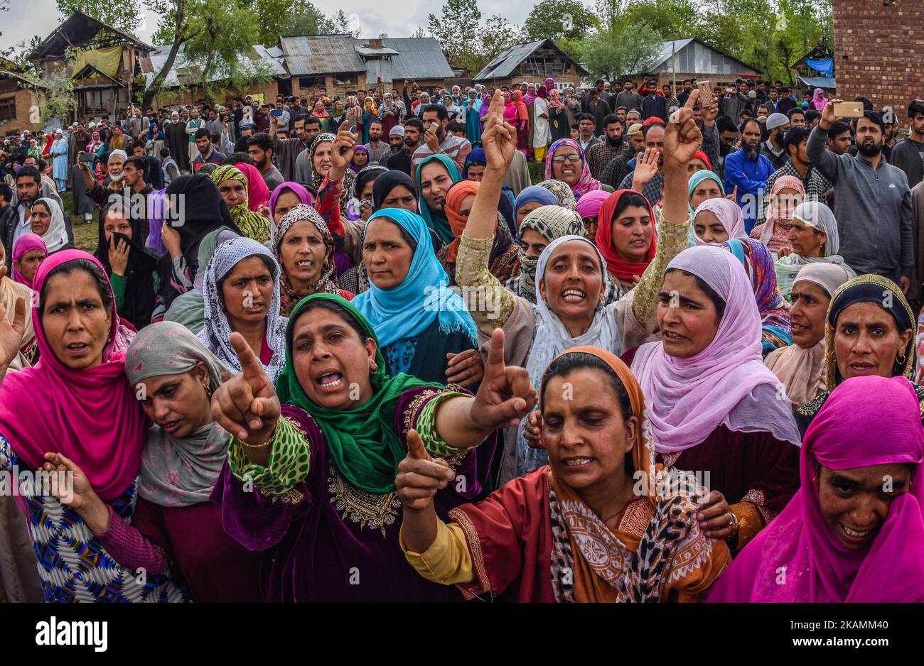 Kashmiri Muslim women shout anti Indian and pro Kashmir freedom slogans ...