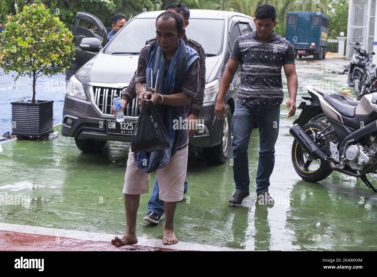 Indonesian police recapture an escaped inmate from the jail in Pekanbaru, Riau province, on May 6, 2017. About 200 inmates broke out of an overcrowded prison in western Indonesia on May 5, rushing out of the jail after they were let out of their cells to pray, officials said.(Photo by Afrianto Silalahi/NurPhoto) *** Please Use Credit from Credit Field *** Stock Photo