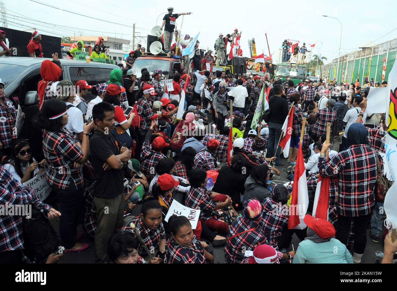 Supporters of Jakarta's governor Basuki Tjahaja Purnama or better known as 'Ahok' demonstrate at Jakarta Cipinang prison on May 9, 2017. Jakarta's Christian governor was jailed for two years after being found guilty of blasphemy, in a shock decision that has stoked concerns over rising religious intolerance in the world's most populous Muslim-majority nation. (Photo by Dasril Roszandi/NurPhoto) *** Please Use Credit from Credit Field *** Stock Photo