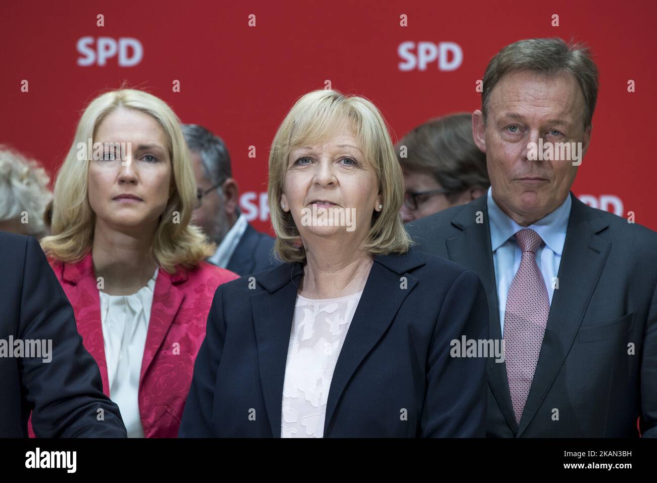 Candidate and former Governor of North Rhine-Westphalia Hannelore Kraft (C) and SPD party board members Manuela Schwesig (L) and Thomas Oppermann (R) are pictured during a news conference following the results of state elections in NRW at the party headquarter Willy-Brandt-Haus in Berlin, Germany on May 15, 2017. (Photo by Emmanuele Contini/NurPhoto) *** Please Use Credit from Credit Field *** Stock Photo