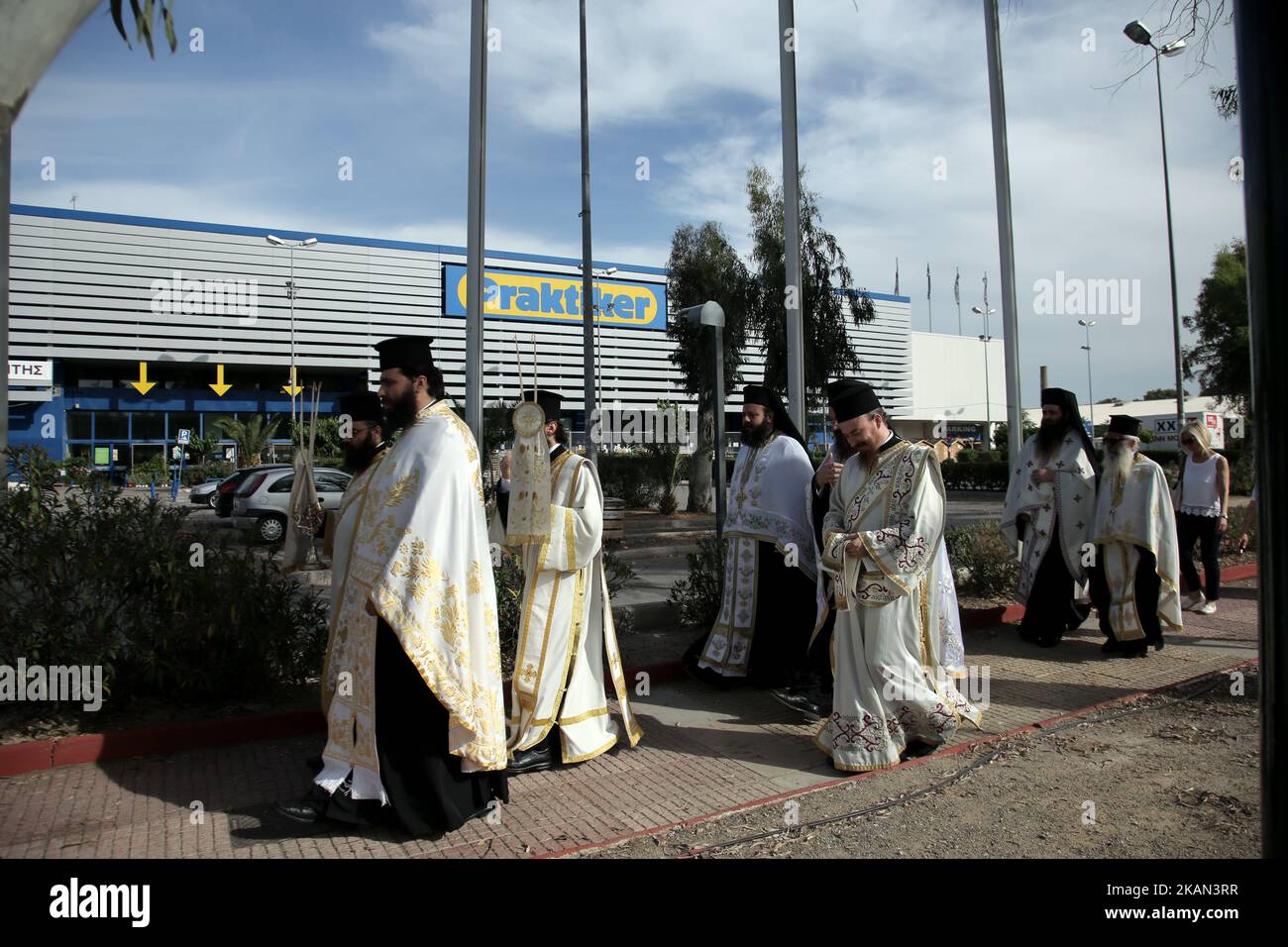 Orthodox priests in front a Praktiker store during a religious procession for the official reception of the True Cross and Sacred Relics of Aghia Eleni (St. Helena) at Egaleo, west suburb of Athens, Greece, on Sunday May 14, 2017. The relics of Saint Helena were transported from Venice, Italy and will remain in the Pilgrimage Temple of Saint Barbara, in the Municipality of Attica until June 15. (Photo by Panayotis Tzamaros/NurPhoto) *** Please Use Credit from Credit Field *** Stock Photo
