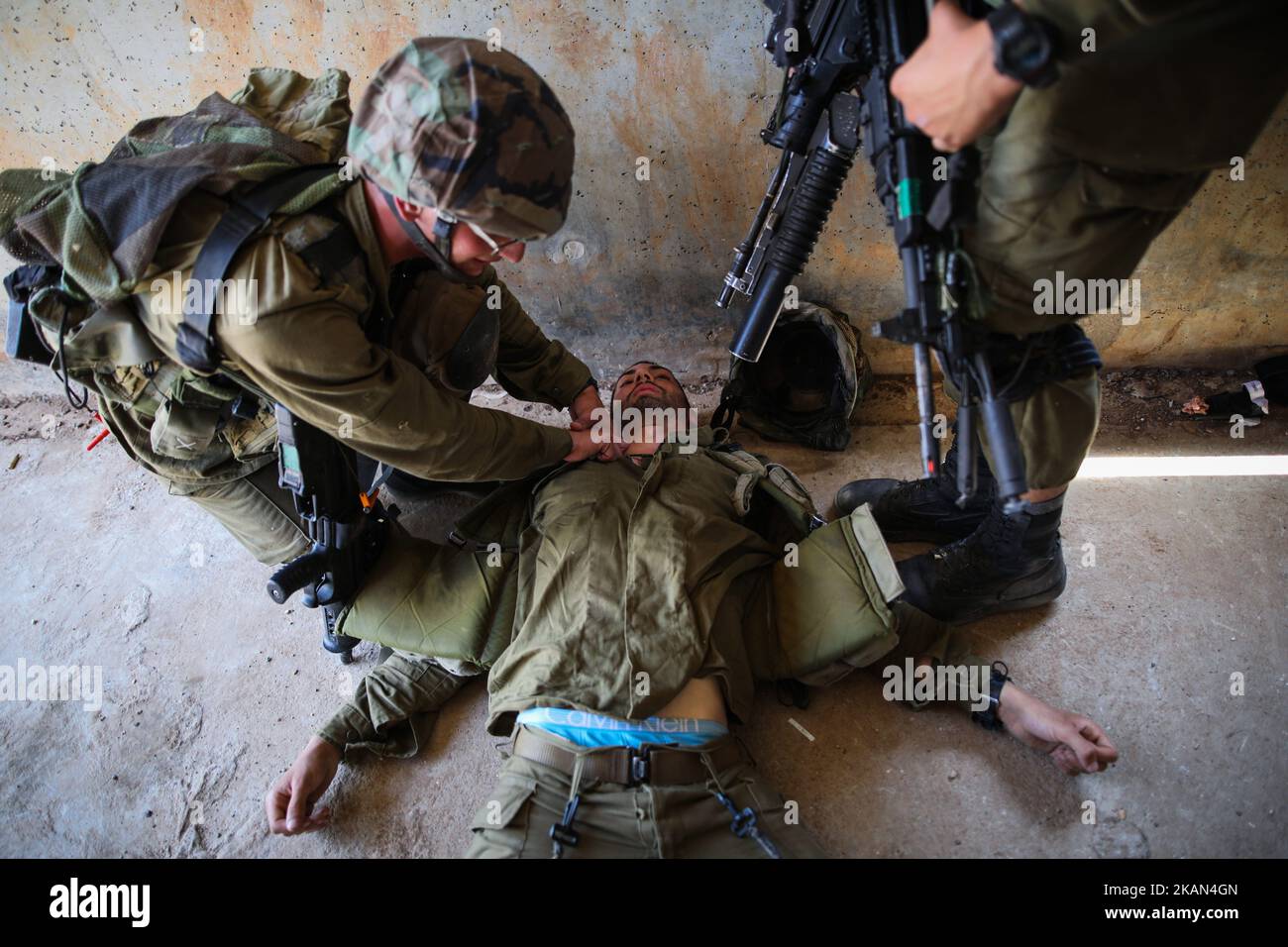 Israeli soldiers of the Golani Brigade take part in an urban warfare drill at a mock village in the Elyakim army base, Northern Israel, May 16, 2017. (Photo by Corinna Kern/NurPhoto) *** Please Use Credit from Credit Field *** Stock Photo