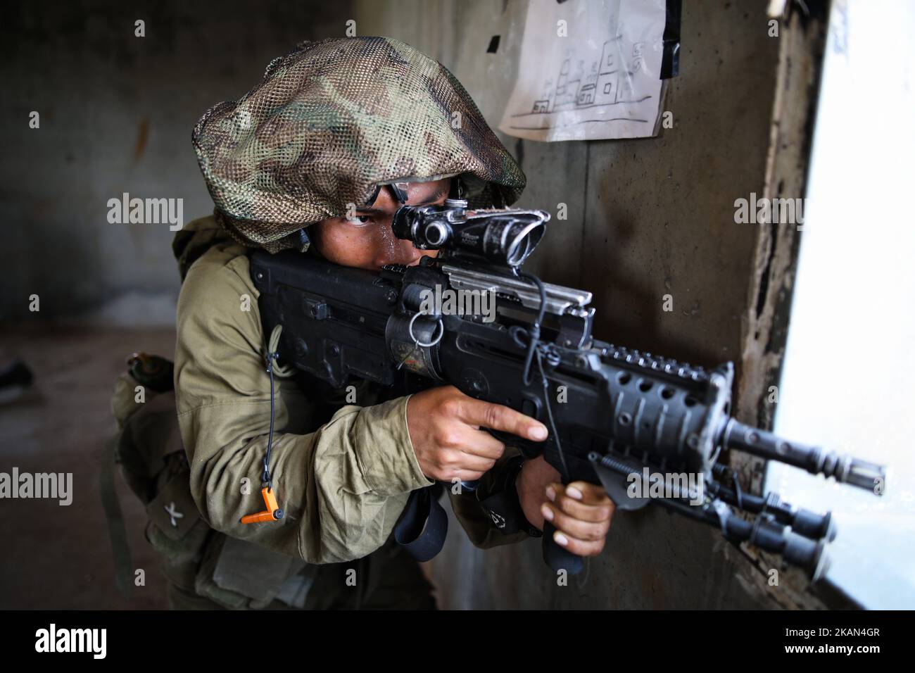 An Israeli soldier of the Golani Brigade takes part in an urban warfare drill at a mock village in the Elyakim army base, Northern Israel, May 16, 2017. (Photo by Corinna Kern/NurPhoto) *** Please Use Credit from Credit Field *** Stock Photo