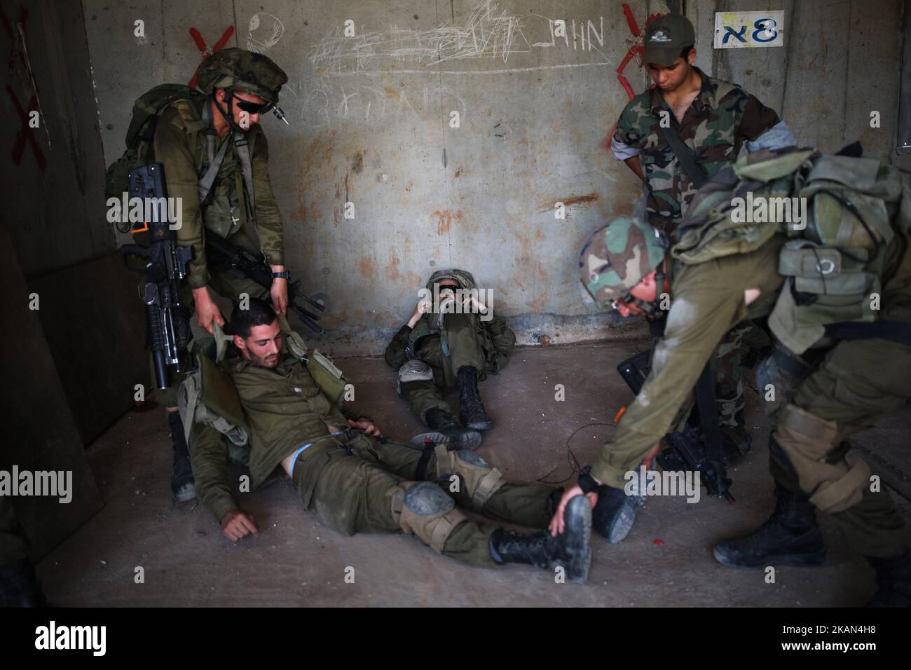 Israeli soldiers of the Golani Brigade take part in an urban warfare drill at a mock village in the Elyakim army base, Northern Israel, May 16, 2017. (Photo by Corinna Kern/NurPhoto) *** Please Use Credit from Credit Field *** Stock Photo