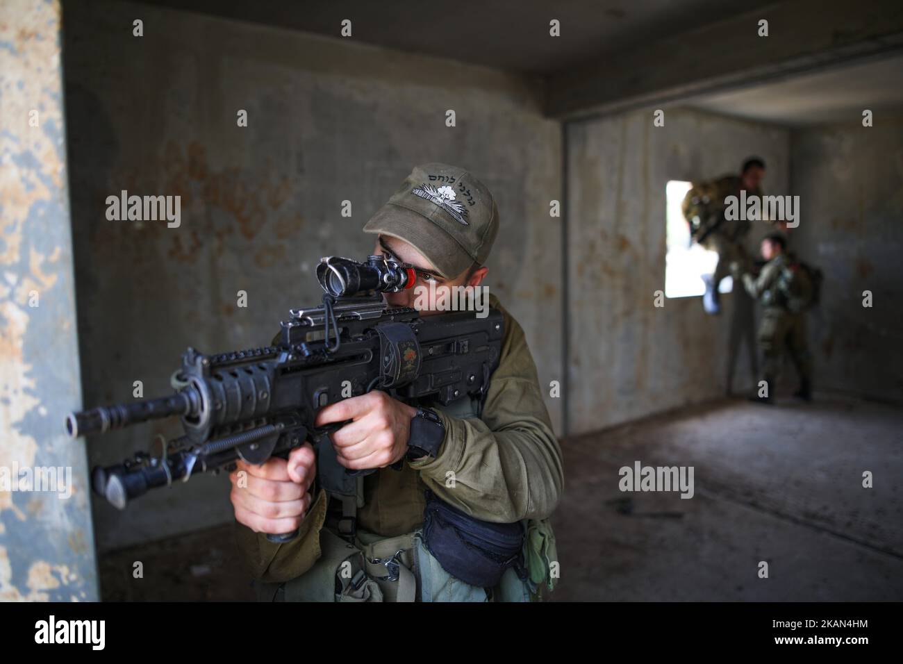 Israeli soldiers of the Golani Brigade take part in an urban warfare drill at a mock village in the Elyakim army base, Northern Israel, May 16, 2017. (Photo by Corinna Kern/NurPhoto) *** Please Use Credit from Credit Field *** Stock Photo