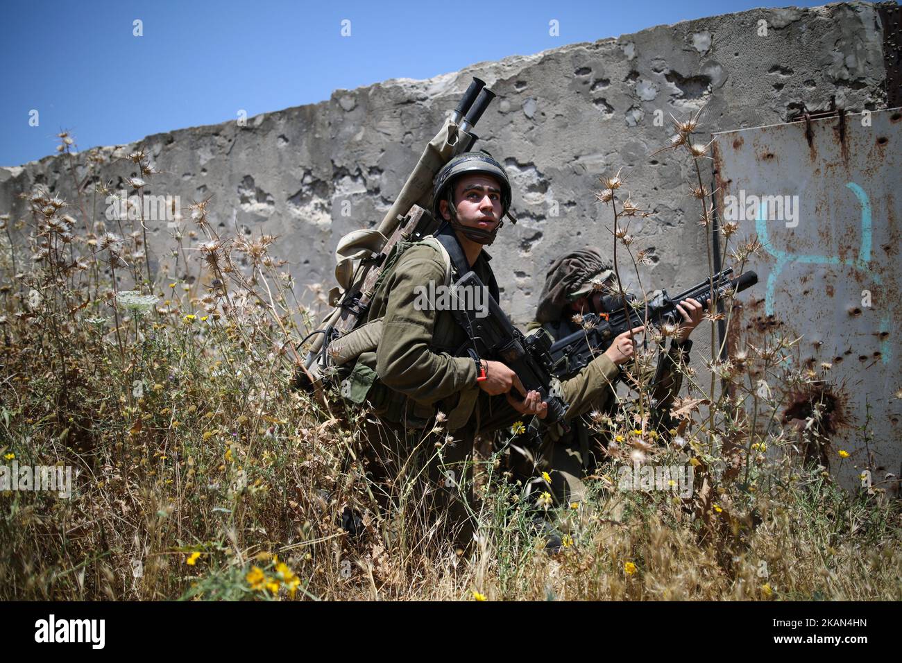 Israeli soldiers of the Golani Brigade take part in an urban warfare drill at a mock village in the Elyakim army base, Northern Israel, May 16, 2017. (Photo by Corinna Kern/NurPhoto) *** Please Use Credit from Credit Field *** Stock Photo