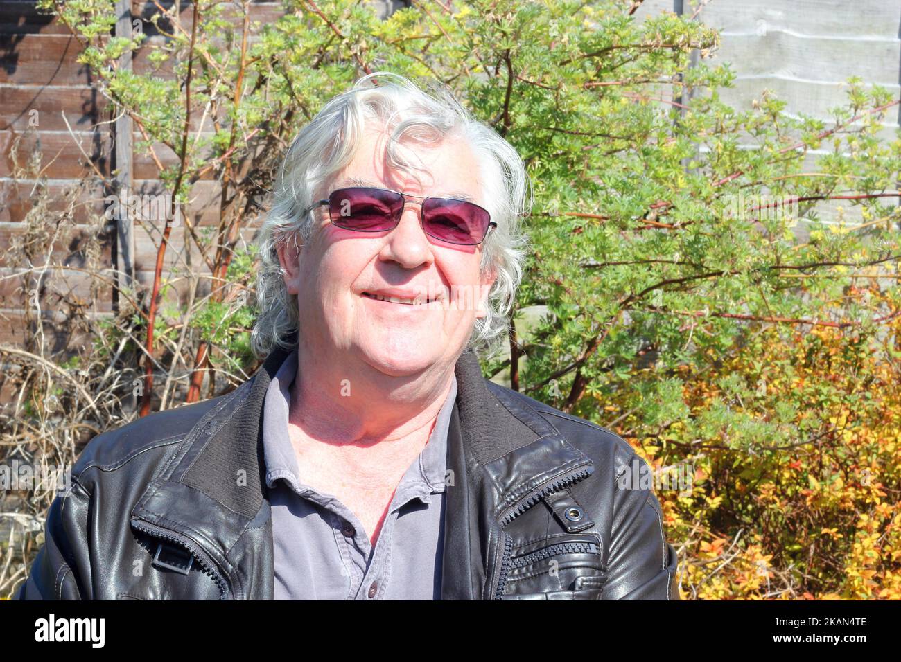 Old man wearing sunglasses hi-res stock photography and images - Alamy
