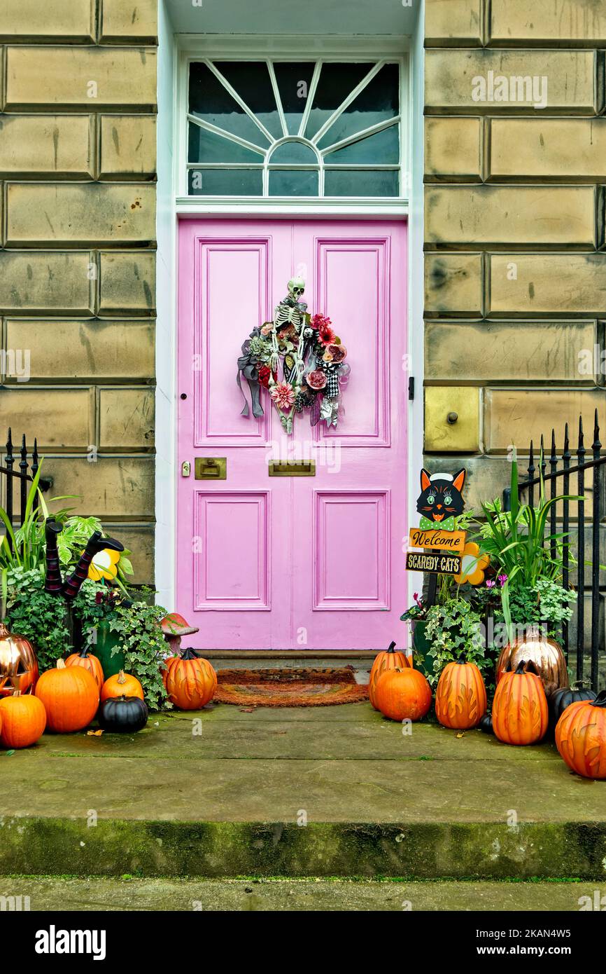 Edinburgh New Town Scotland a pink door on a Drummond Place house and orange Halloween pumpkins Stock Photo