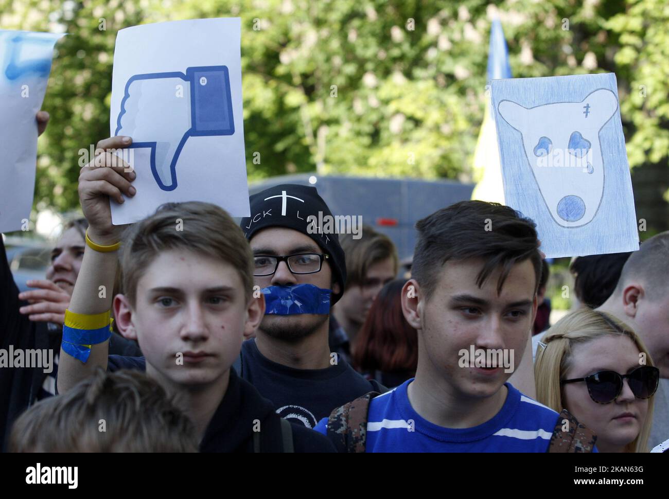 Пресса репост ньюс. Протестующие за мир в Украине. Соседи молодежь. Запрет протестов.